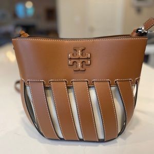 TORY BURCH SMALL MCGRAW STRIPE DIE-CUT BUCKET BAG